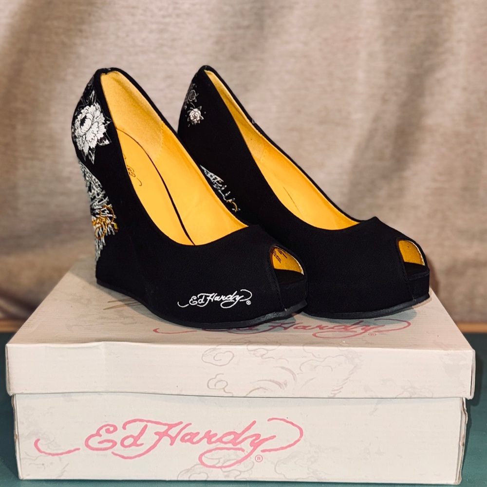Ed Hardy Joyaus Wedge Heels Black Skull Floral Peep Toe Size 9 New w/ Box - Picture 3 of 8